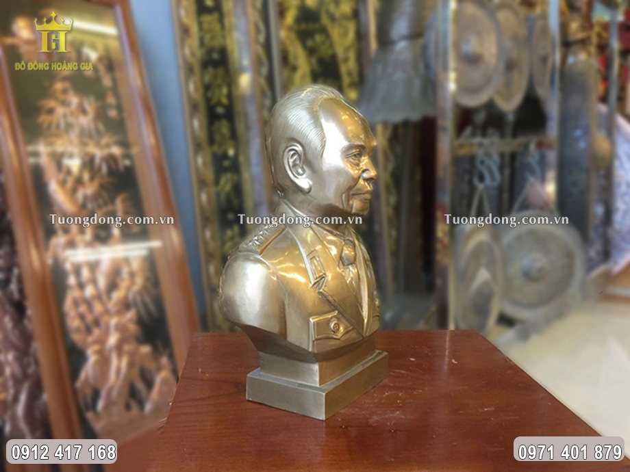 Từng họa tiết hoa văn được chạm khắc sắc nét